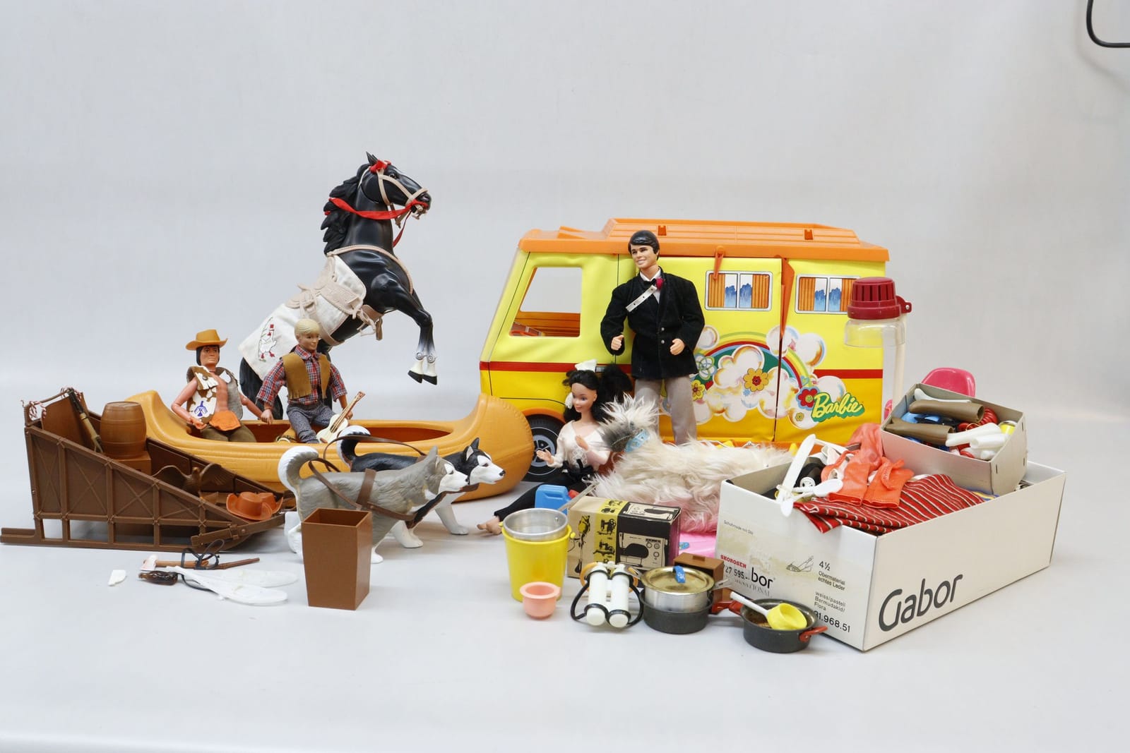 Dockor, bla Barbie, med tillbehör som kanot, släde och husbil