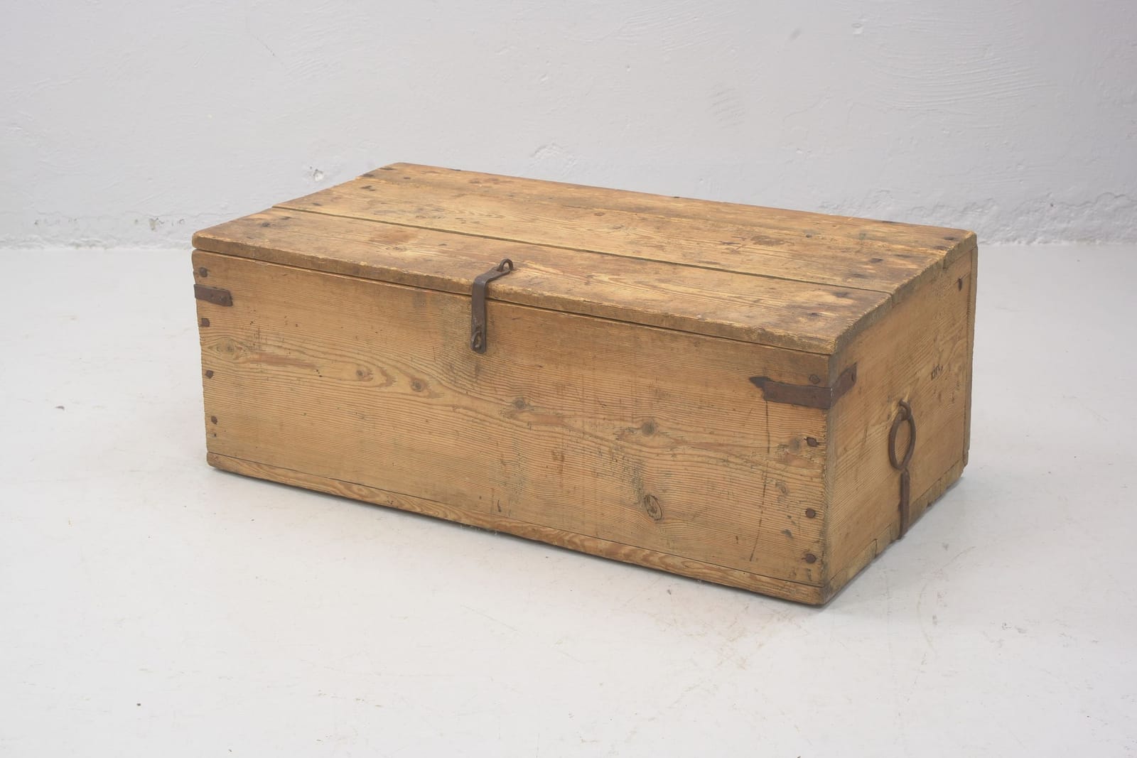 KISTA, med smidesdetaljer, 1800-tal