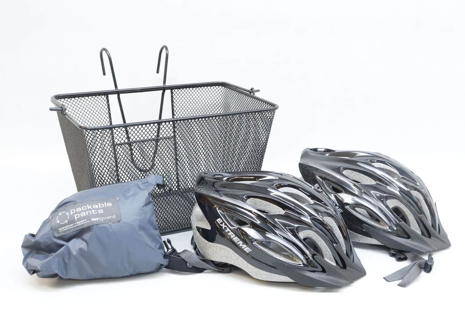 Cykelkorg, hjälmar storlek L/XL samt regnbyxor