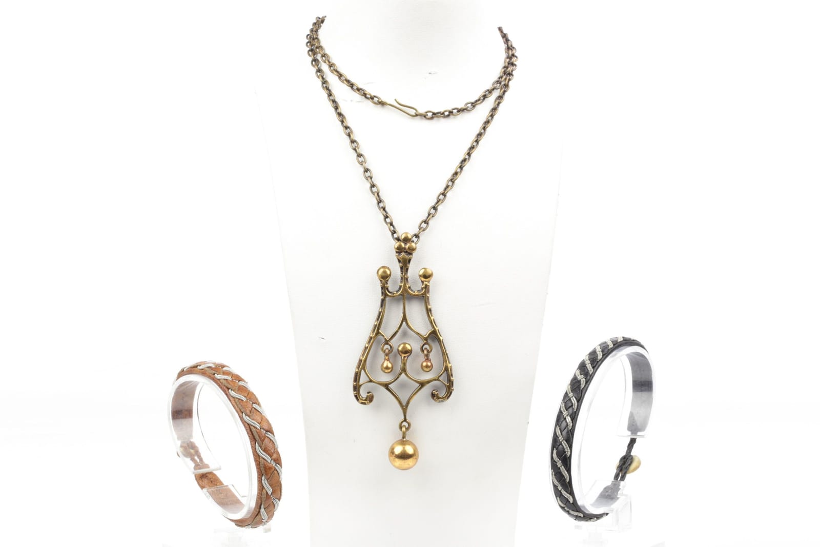 ARMBAND, 2 st, skinn med dekor i tenn och ben, samehantverk, samt halskedja med hänge, brons