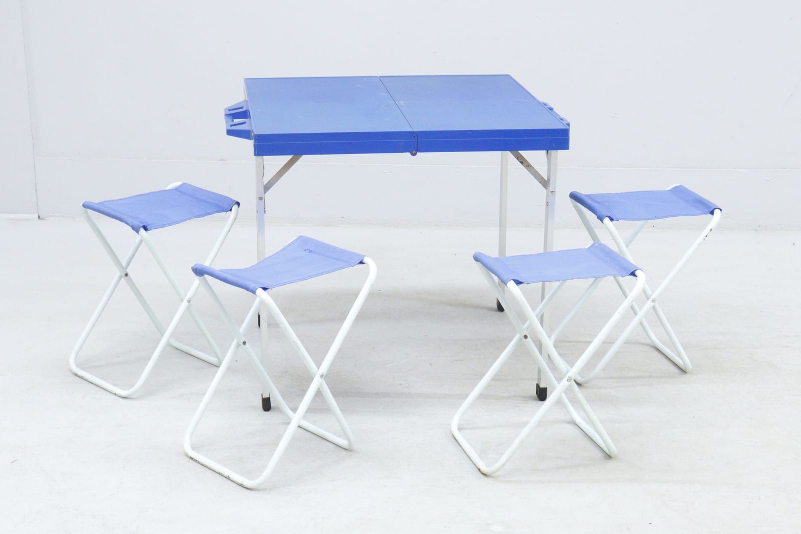 Campingbord med 4 pallar, fällbart, blå plast