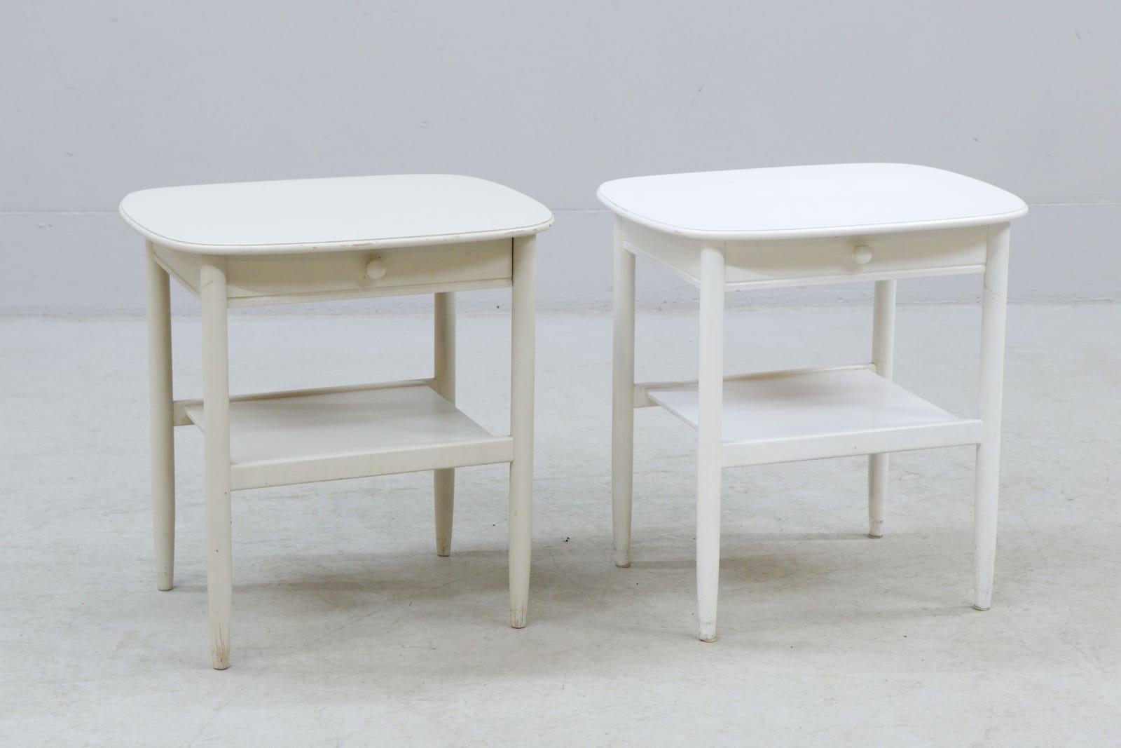 Sängbord, 2st, med låda, vitmålade