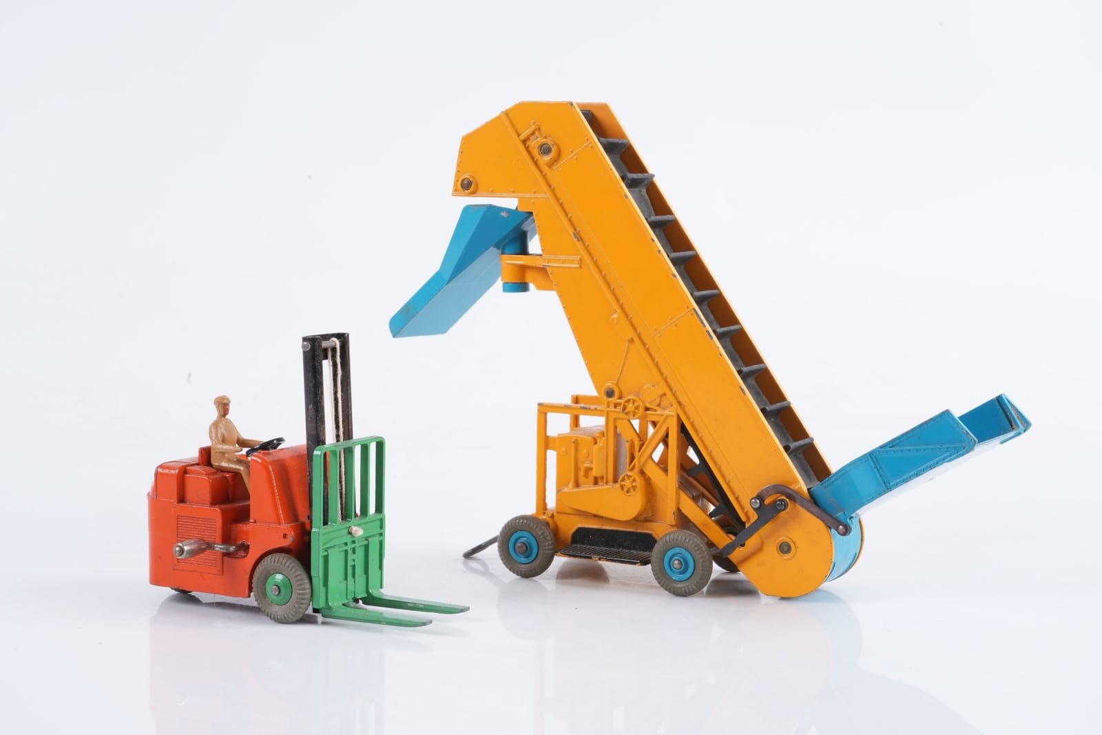PLÅTLEKSAKER, 2 st, Dinky Toys