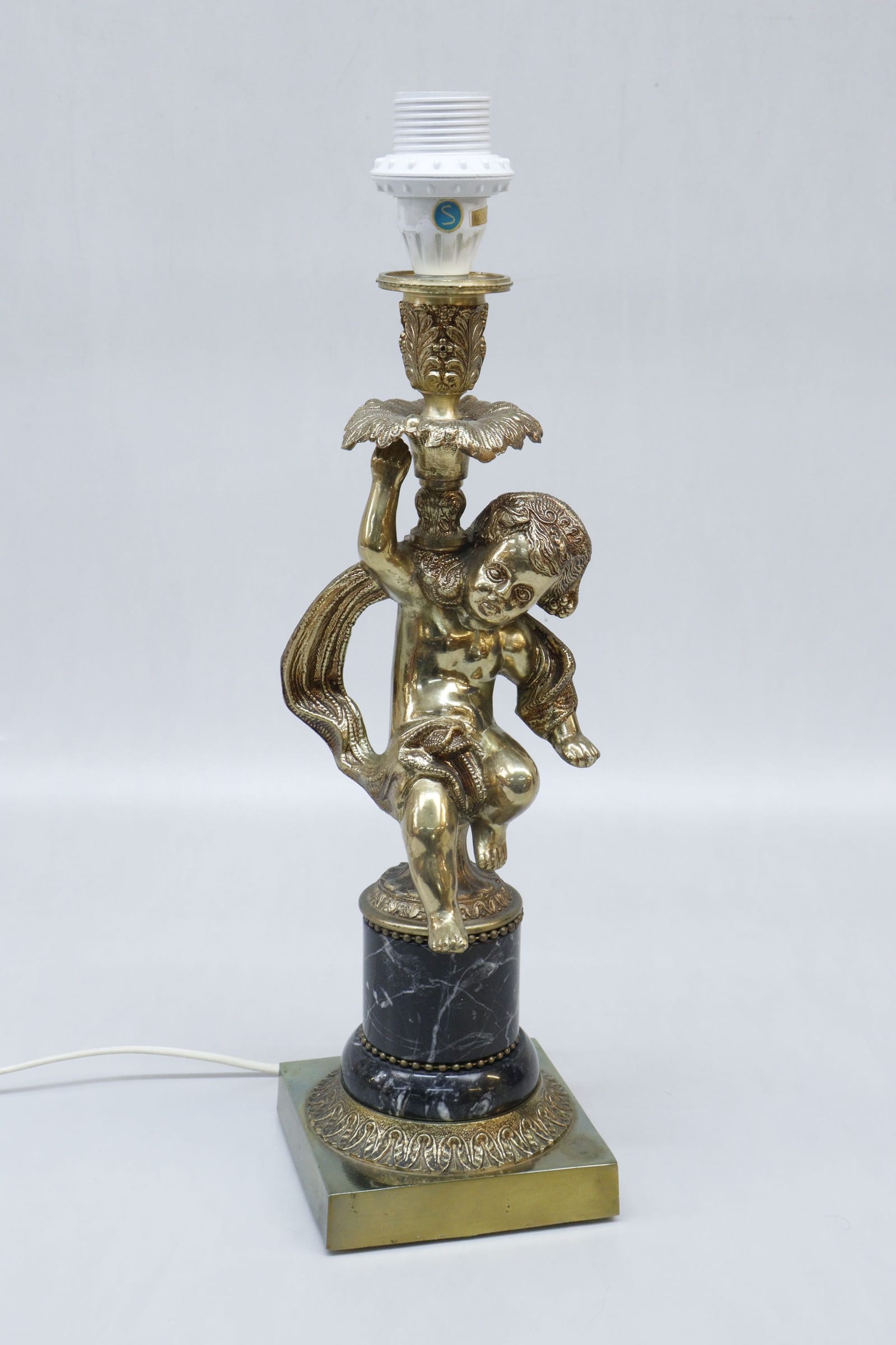 Bordslampa med figur, gulmetall och marmor