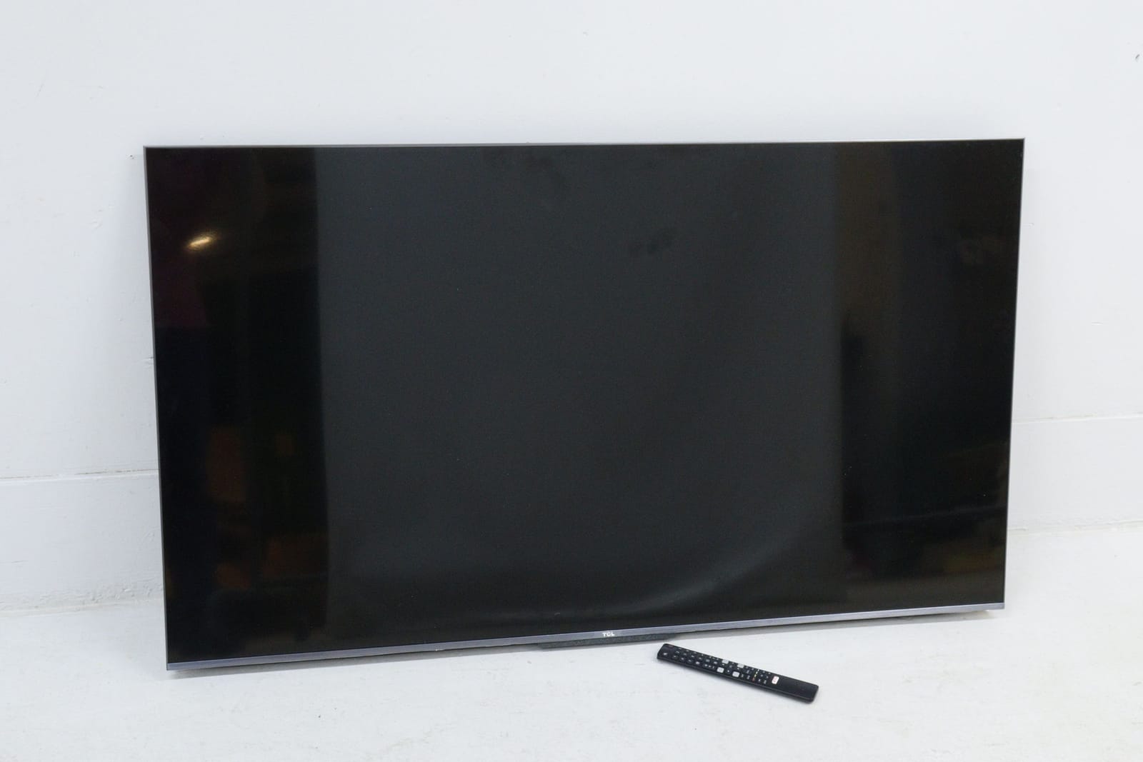 TV, 55", TCL, med väggfäste och fjärrkontroll