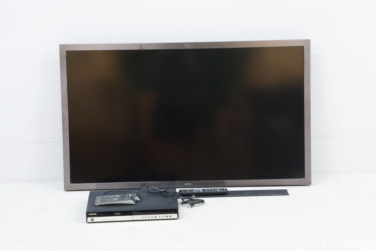 TV, 55", LED, Andersson, samt DVD-spelare, Samsung, med fjärrkontroller