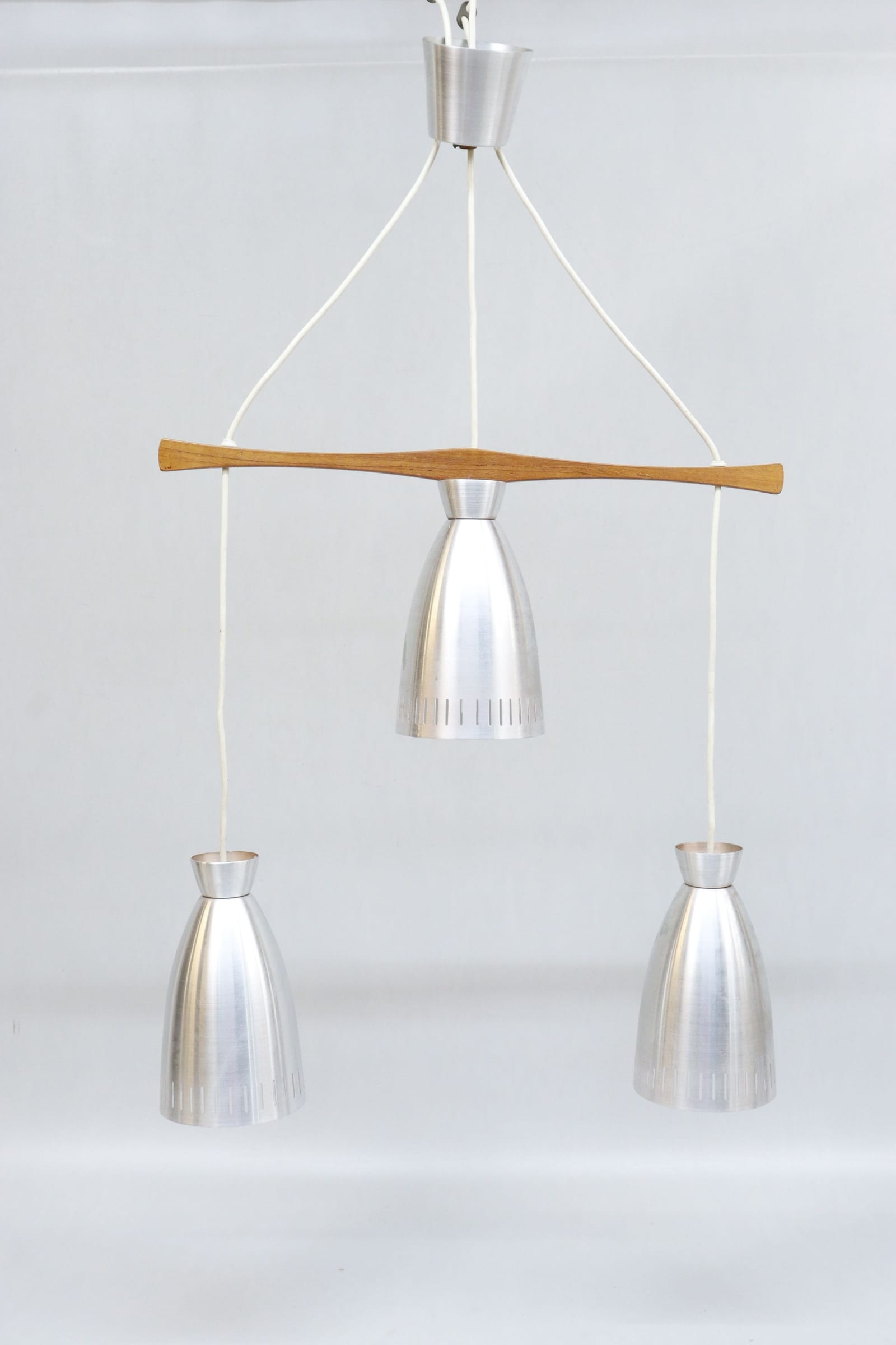 Taklampa, teak och metall, 3 kupor