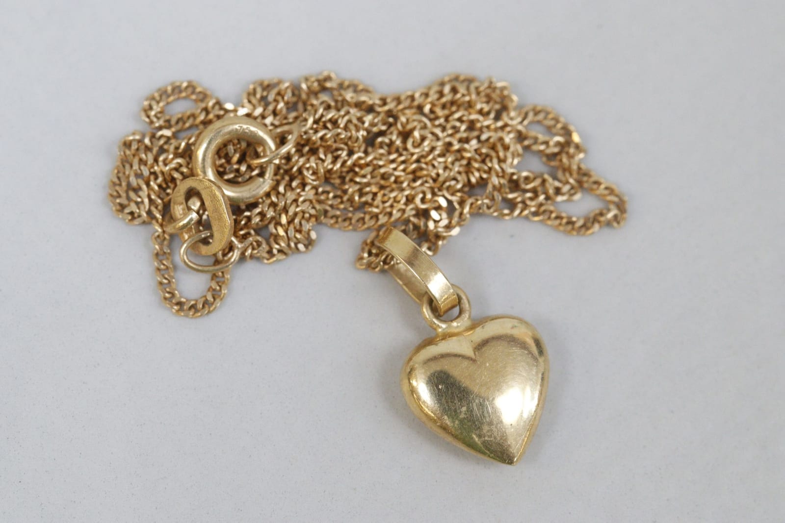 Halsband med hjärta, guld 18K, vikt 2.7 gram