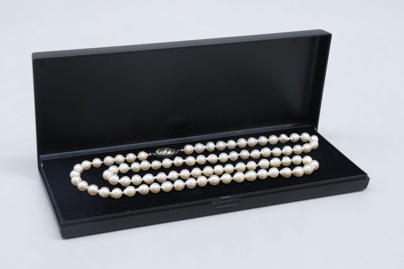 Pärlhalsband med silverknäppe 925