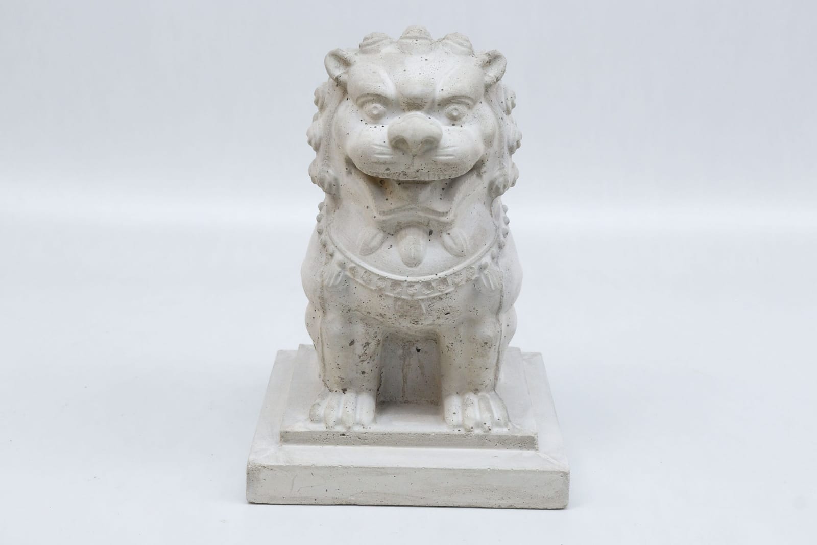 Skulptur, fo-hund i betong