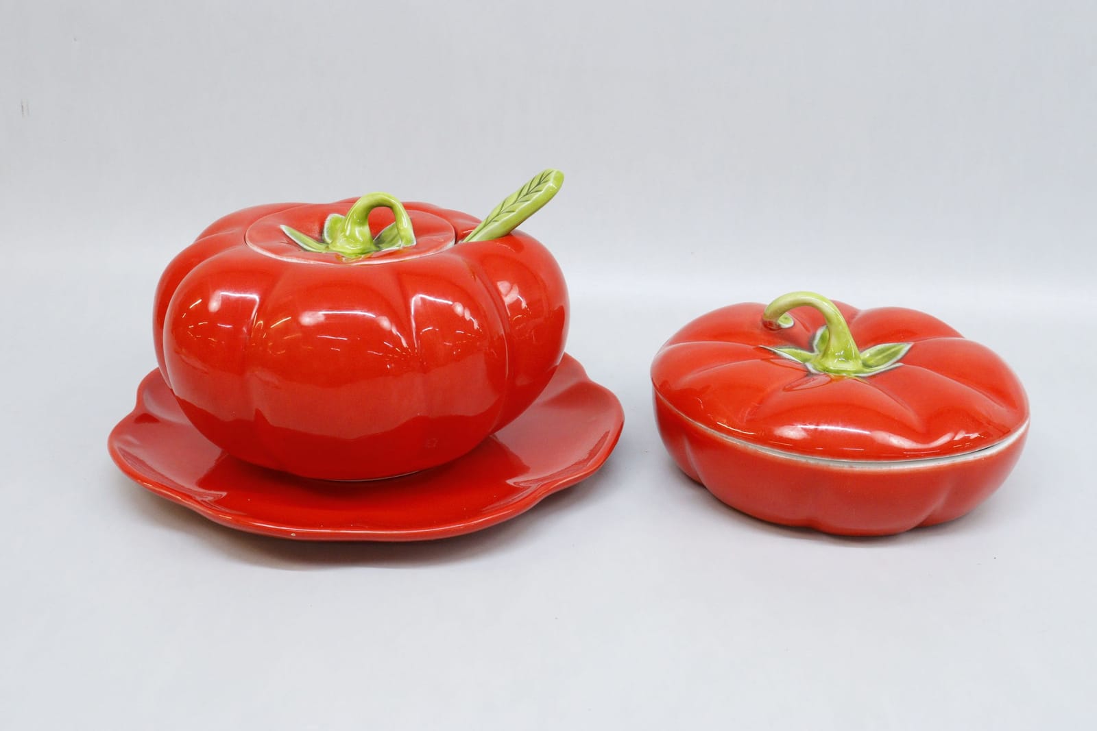 Soppskålmed fat och pajform, Italien, tomatformade