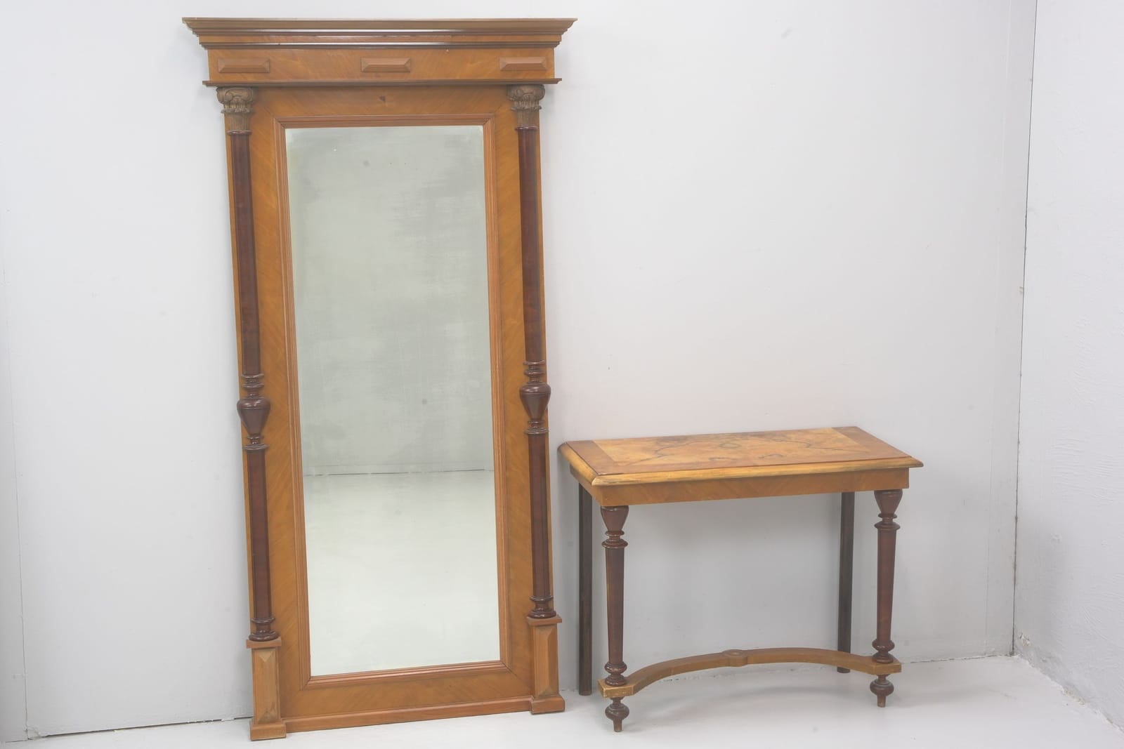 SPEGEL med KONSOLLBORD, mahogny, nyrenässans, omkring år 1900