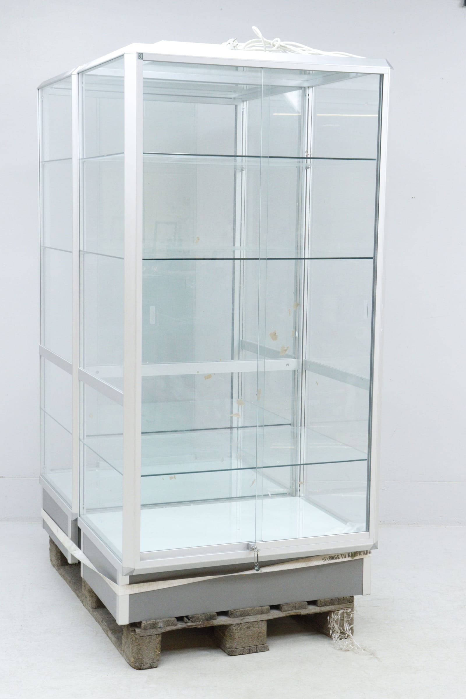 Monterskåp med skjutdörrar, glas och metall, med belysning och 1 nyckel