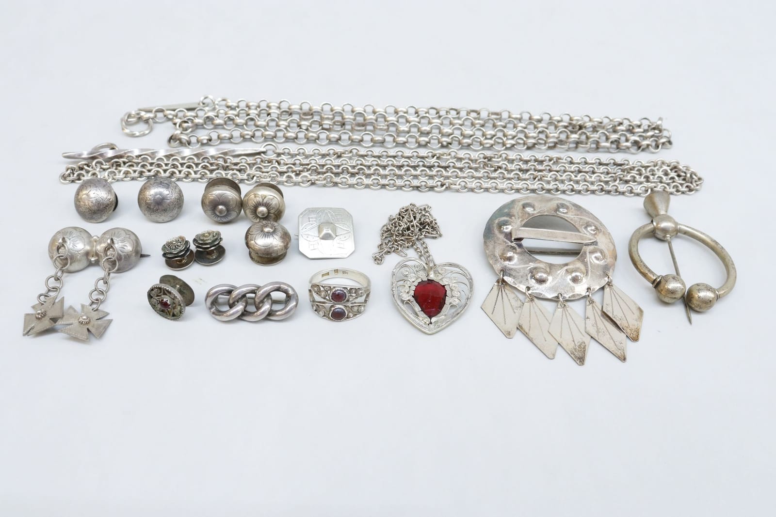 Dräktsilver, snörnålar, knappar, ring, broscher, fibula