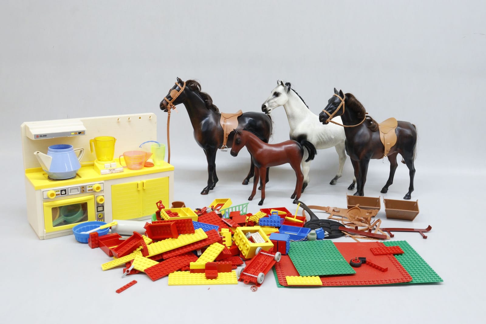 Lego, dockkök och hästar