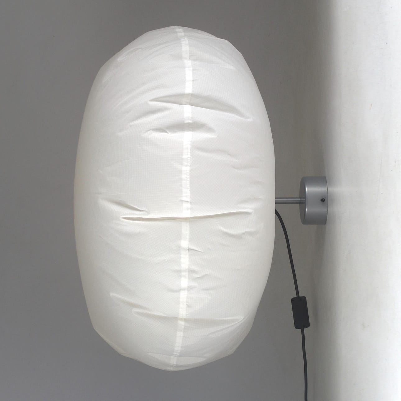 Vägglampor, 1 par, Globlow Snowcrasch, grålackad metall med vit nylon-skärm