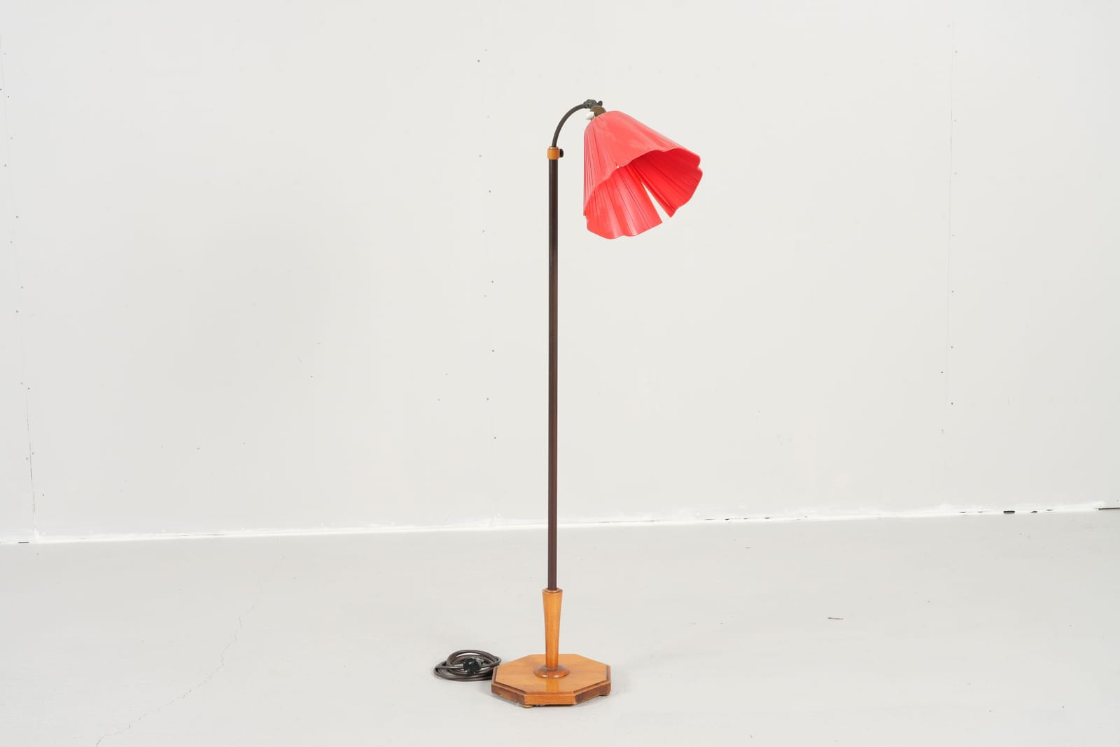 GOLVLAMPA, metall, 1900-talets förra hälft