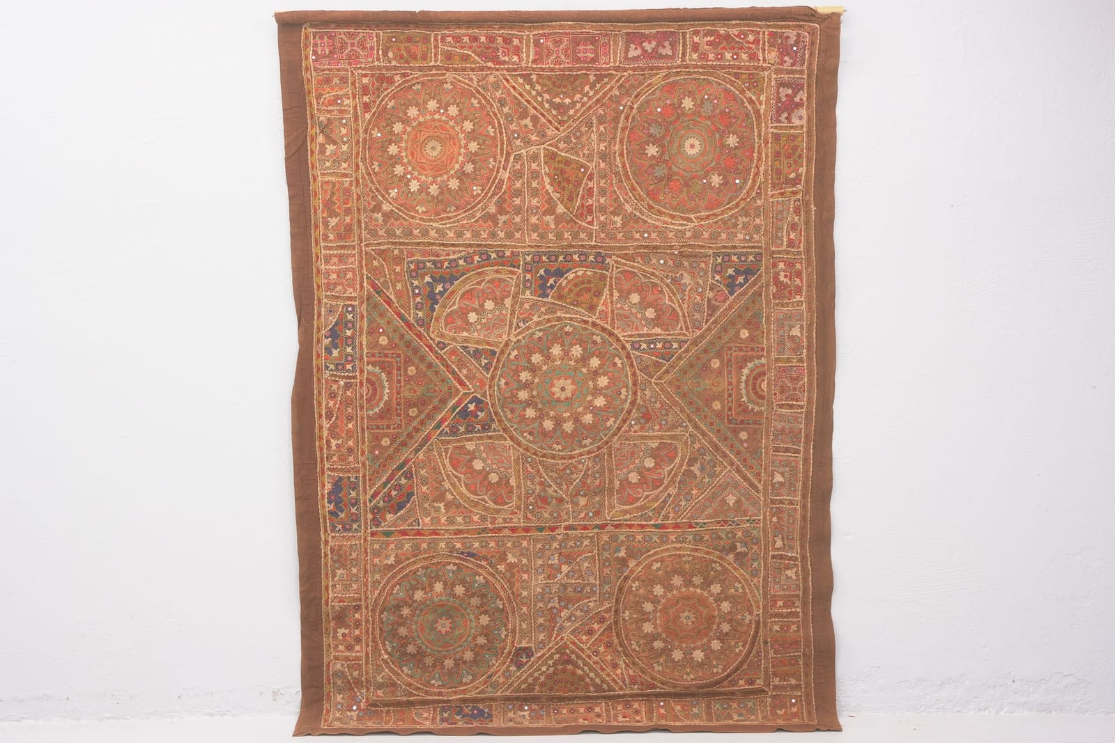 VÄGGBONAD / PATCHWORK, broderad, spegelpaljetter, 202x145