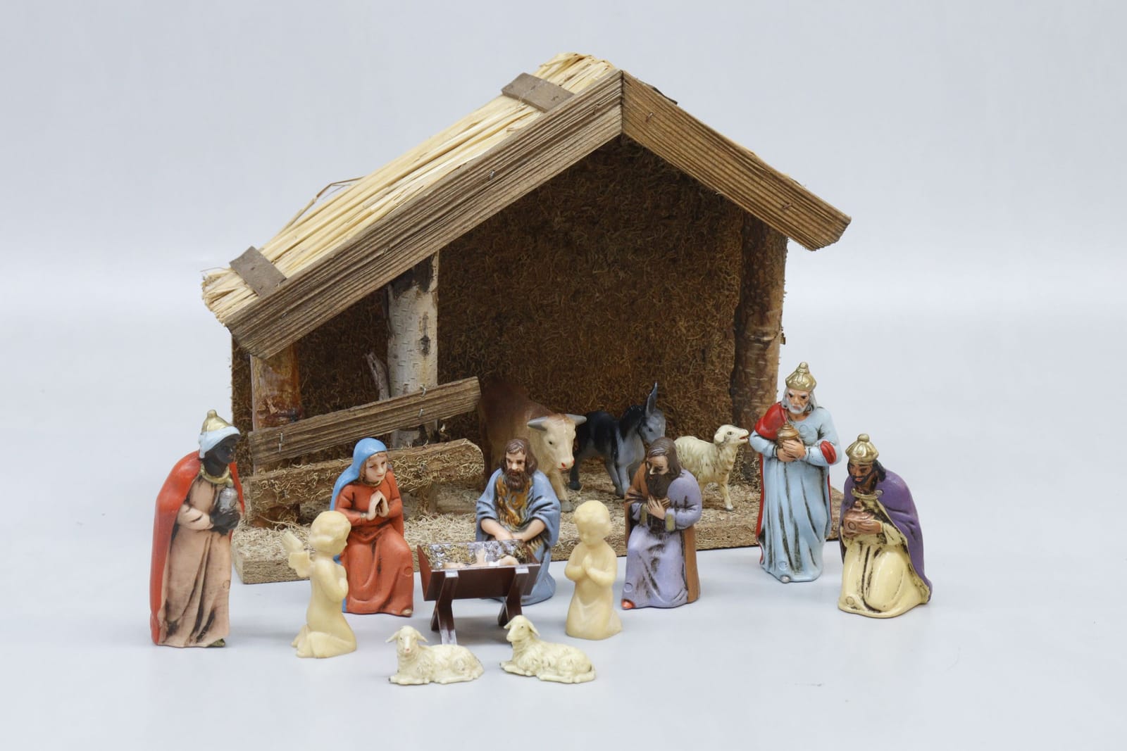 Julkrubba med figurer
