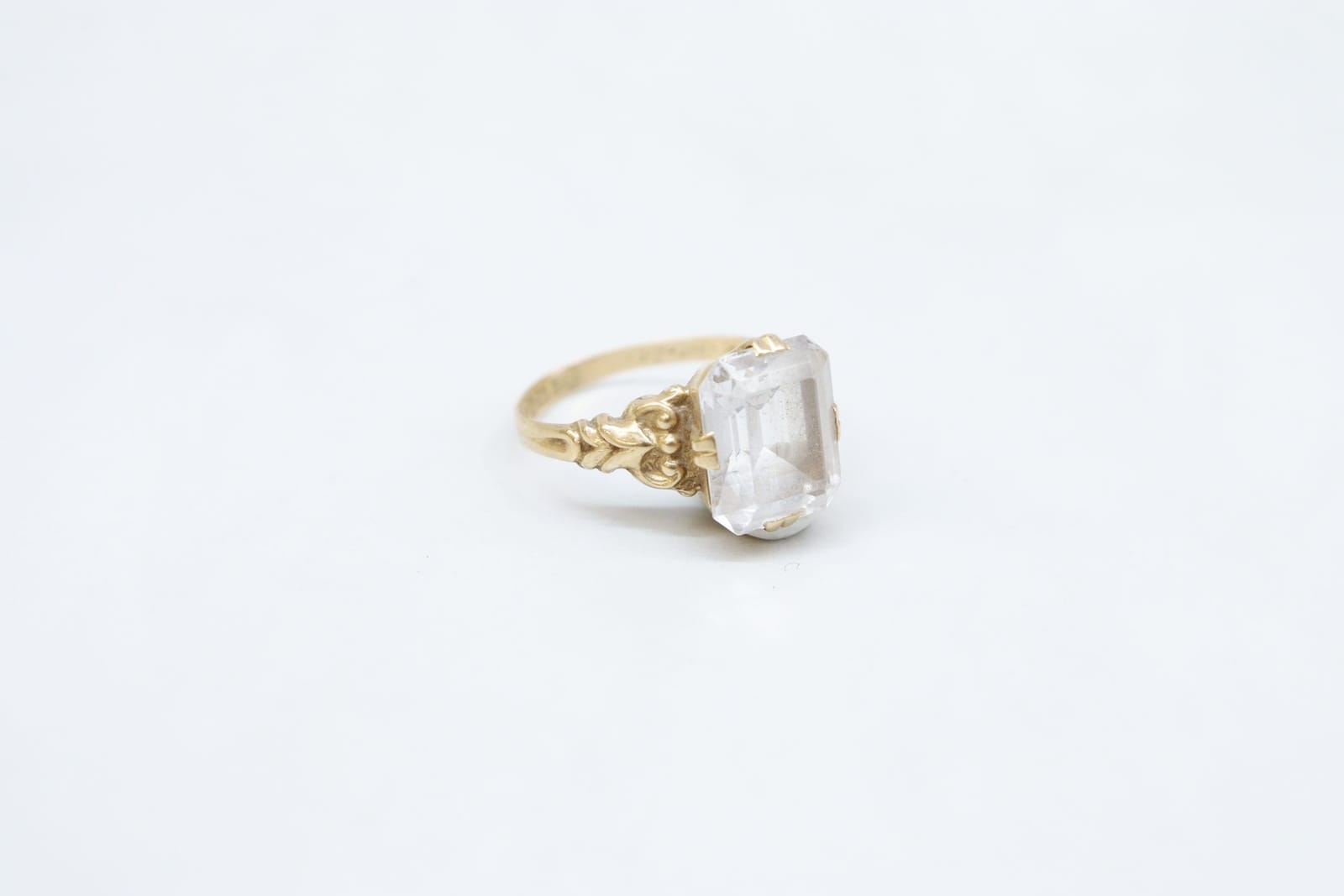 Ring, guld 18K, glas, vikt 2.7 gram