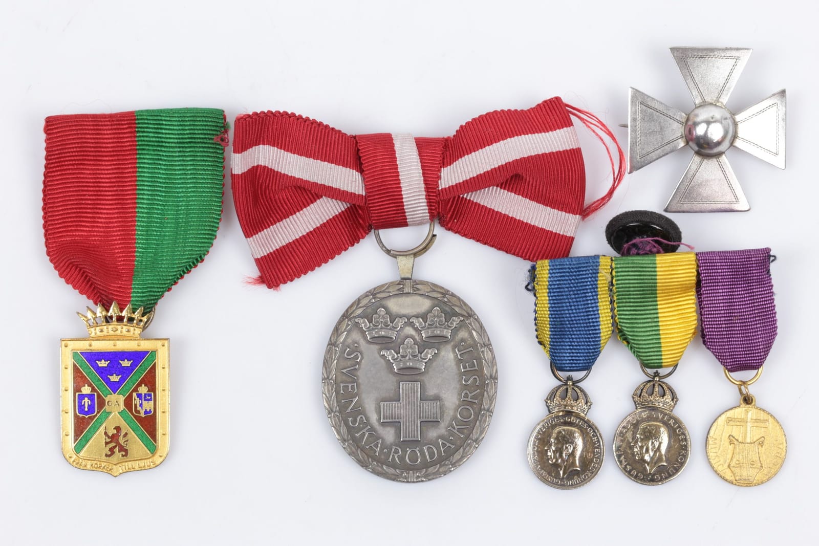 MEDALJER, två st, miniatyrmedaljer, tre st, samt brosch, silver