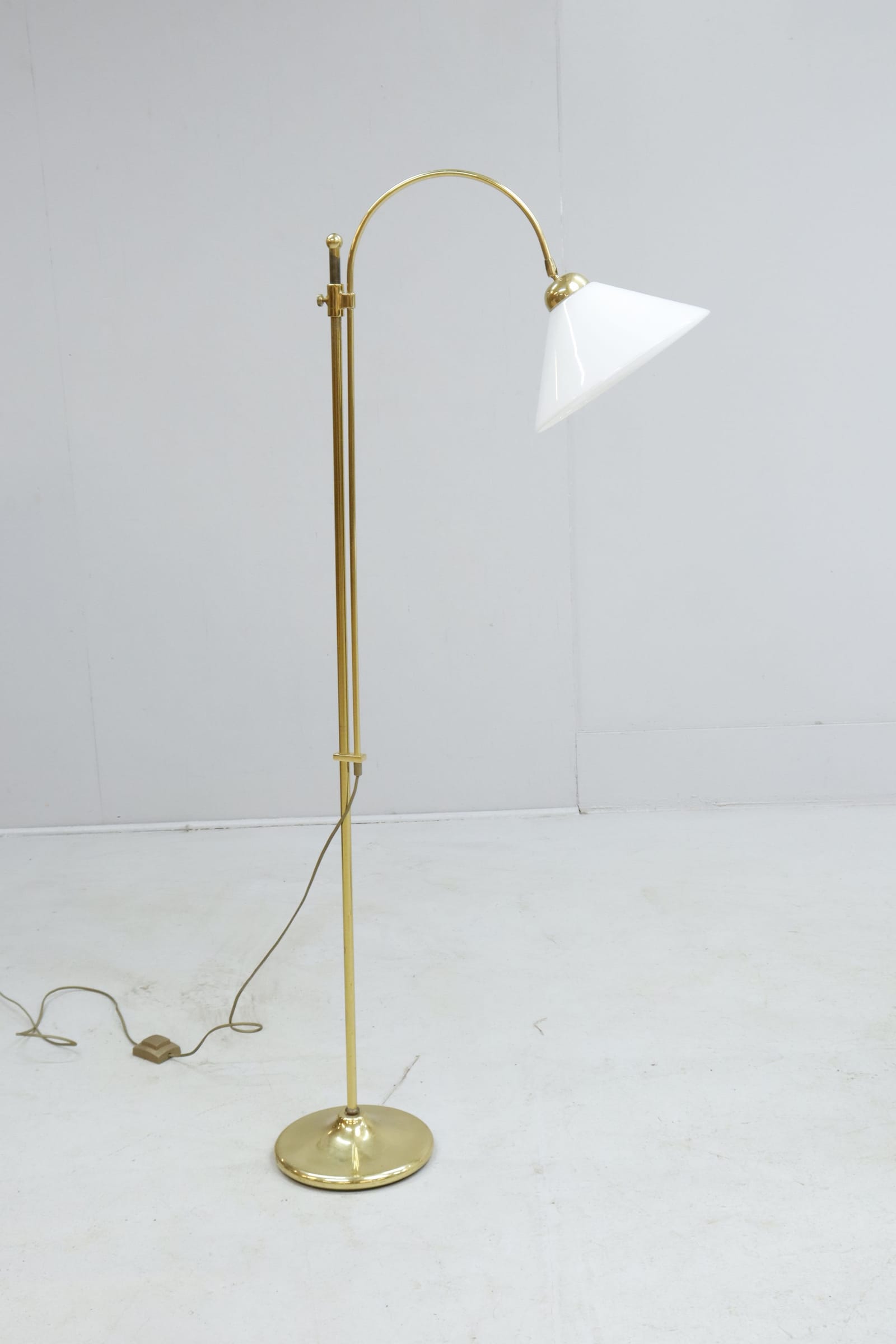 Golvlampa, höj- och sänkbar, mässing med glasskärm