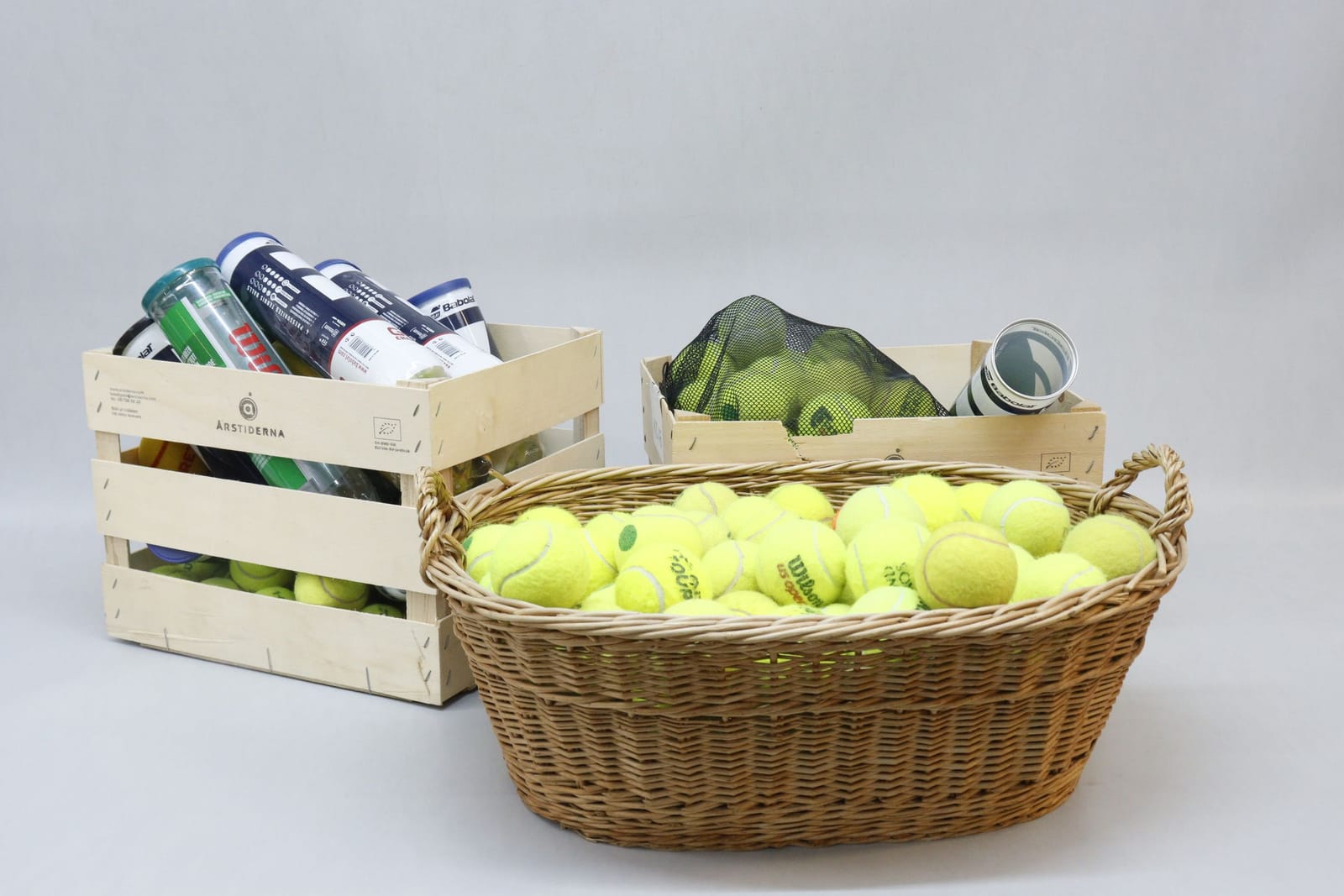 Tennisbollar och mangelkorg