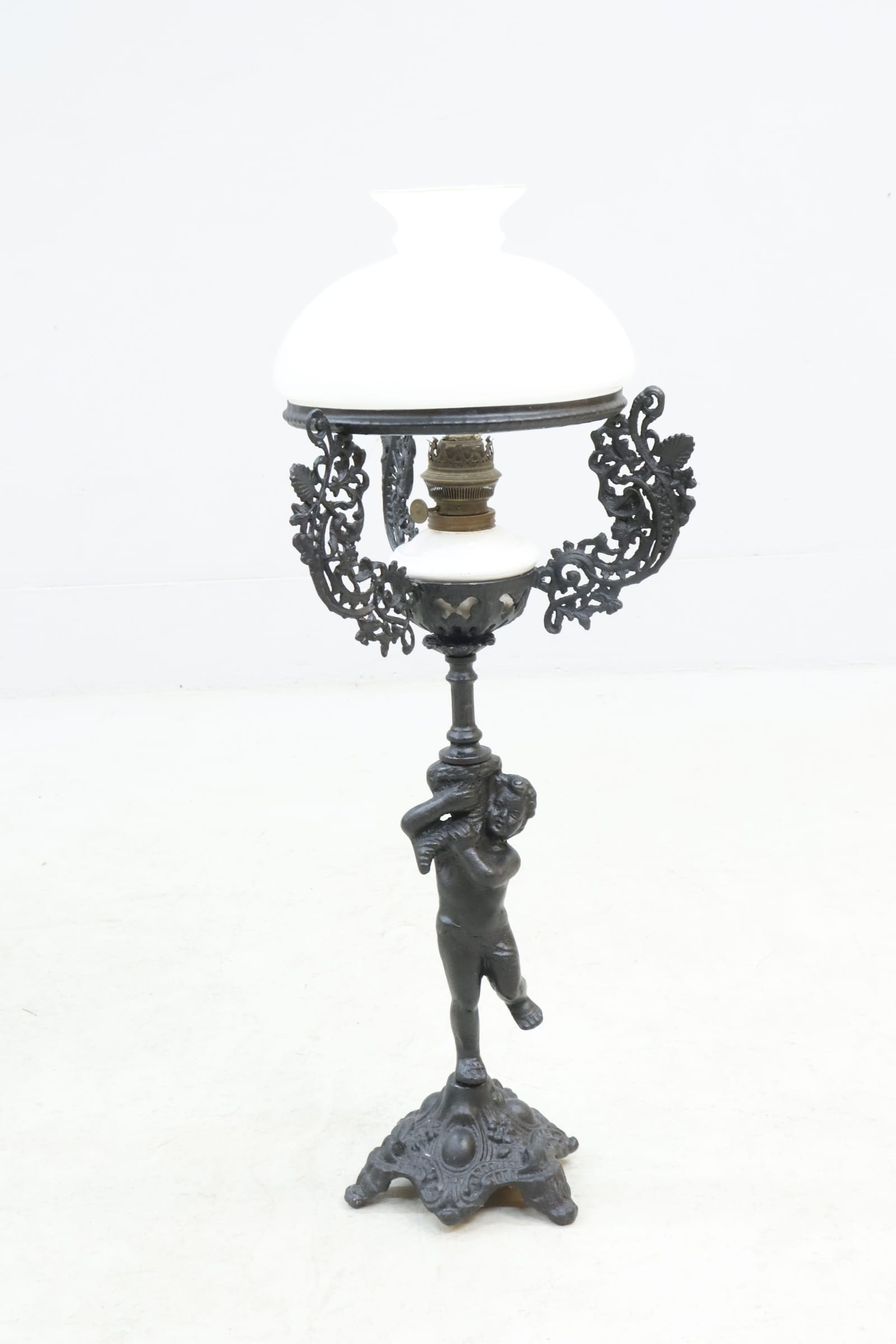 Fotogenlampa, golvmodell, gjutjärn