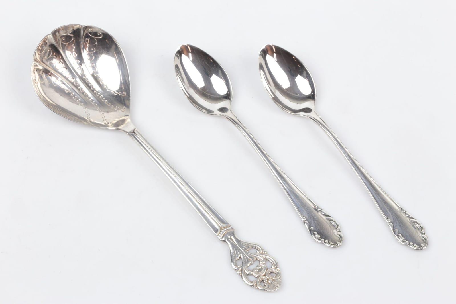 SERVERINGSSKED samt KAFFESKEDAR, ett par, silver, "Aida" resp. "Haga", ca 42,18 g