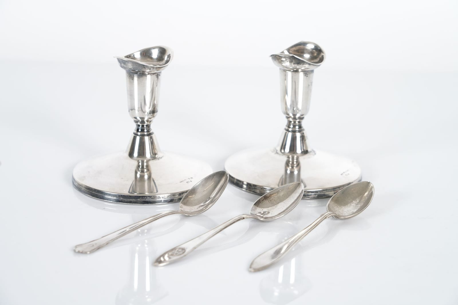 LJUSSTAKAR, ett par, samt KAFFESKEDAR, 3 st, silver