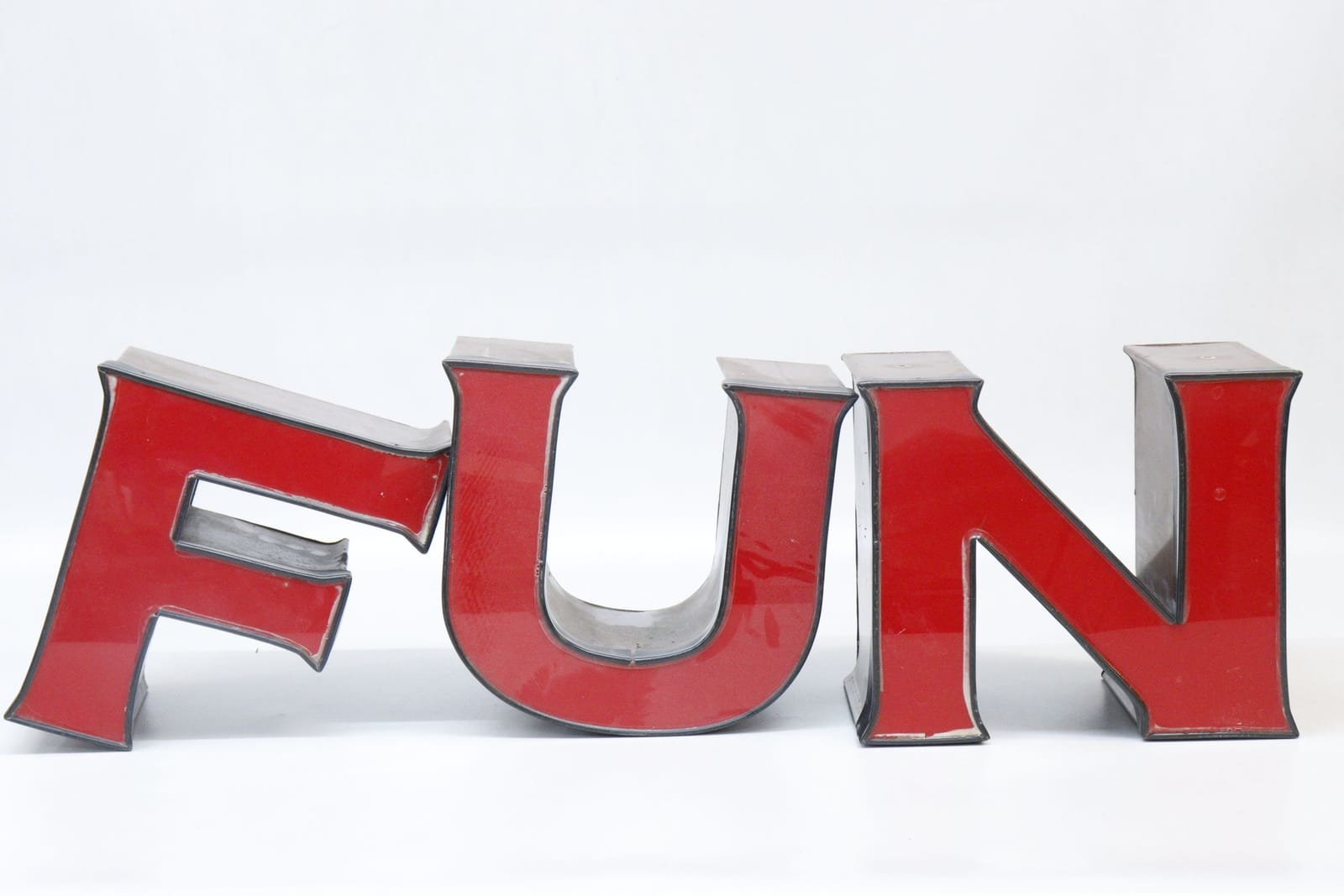 Bokstäver med neon, 3st, FUN, plåt och plast