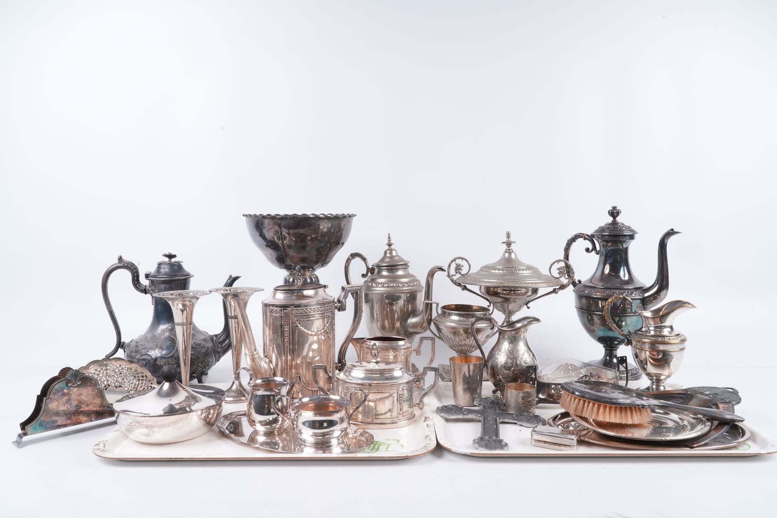 NYSILVERFÖREMÅL, bl.a. kaffeserviser, servettställ, bägare