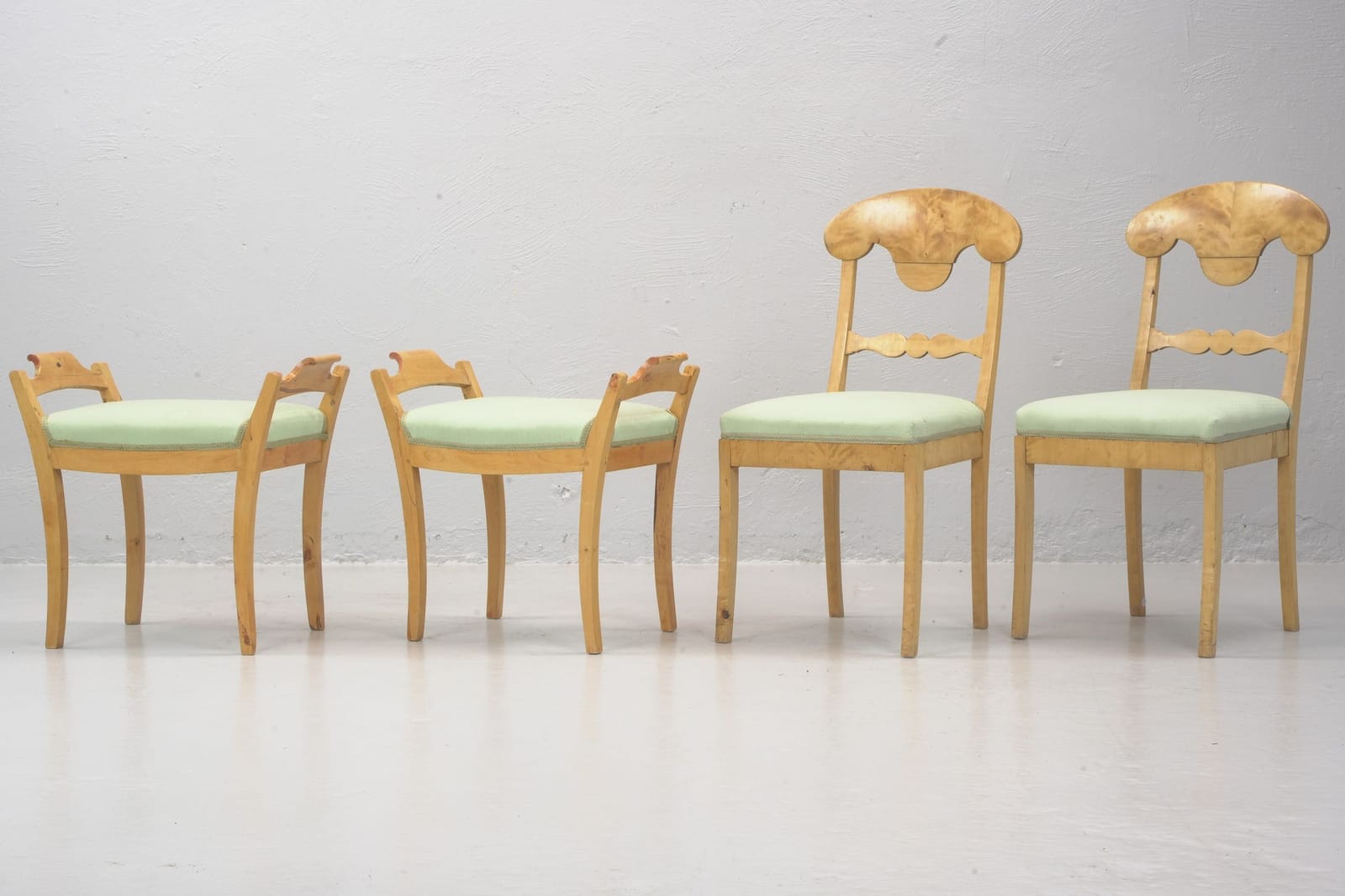STOLAR, ett par, samt BANKETTER, ett par, björk, Karl Johan stil, 1800-talets andra hälft