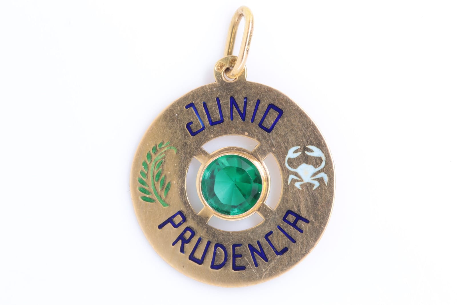 HÄNGE / BERLOCK, med grön sten, guld, 18 k, ca 1,55 g, "Junio Prudencia", kräftan