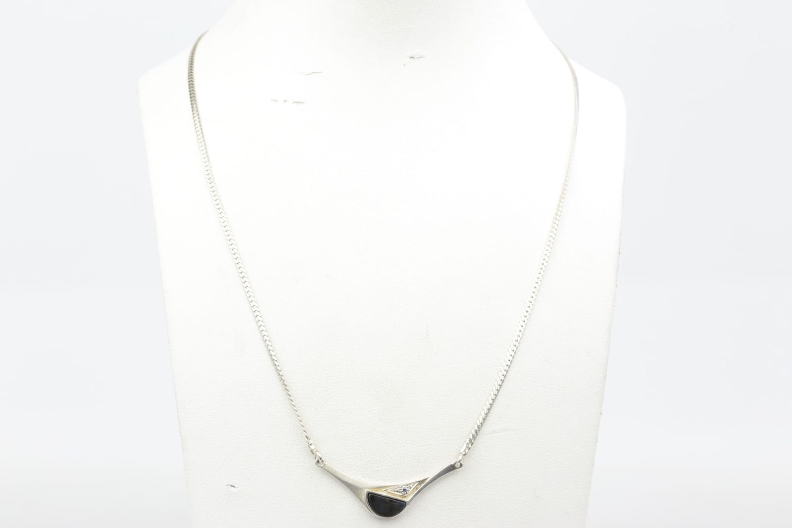 COLLIER med labradorit och vit sten, silver KÄNNETECKEN: INGA KÄNNETECKEN