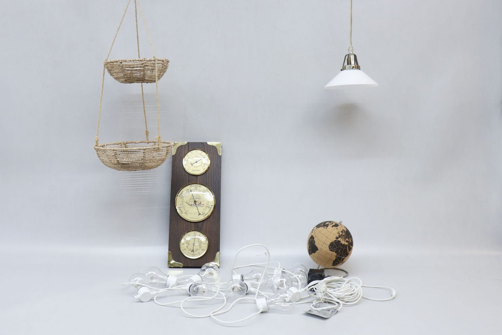 Barometer, jordglob, ljusslinga mm