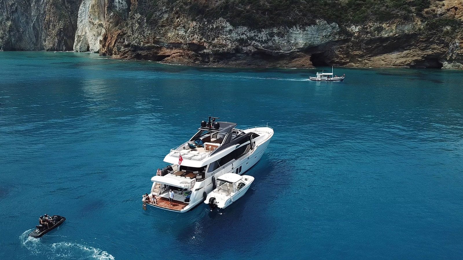 AKULA-YACHT-IYC-PROFILE 2.jpg