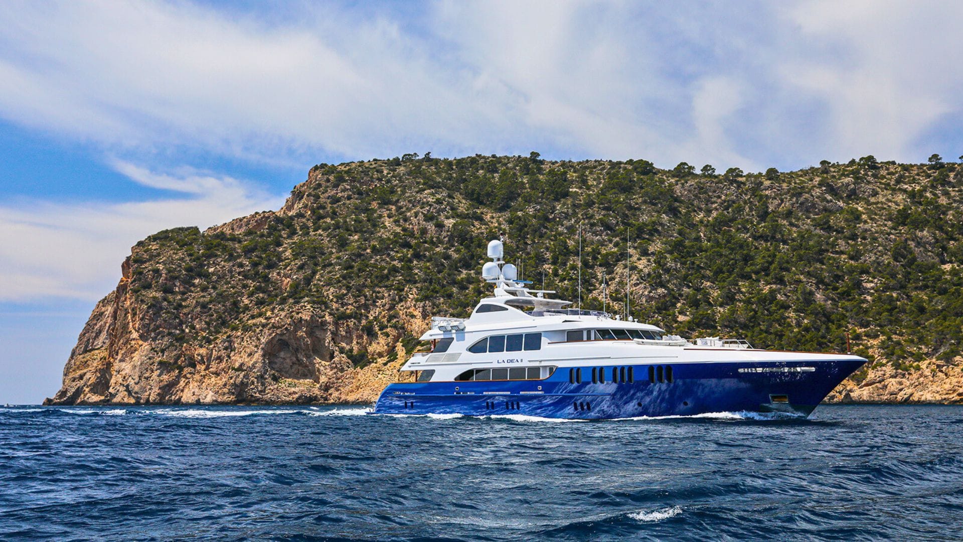 iyc yacht la dea cruising