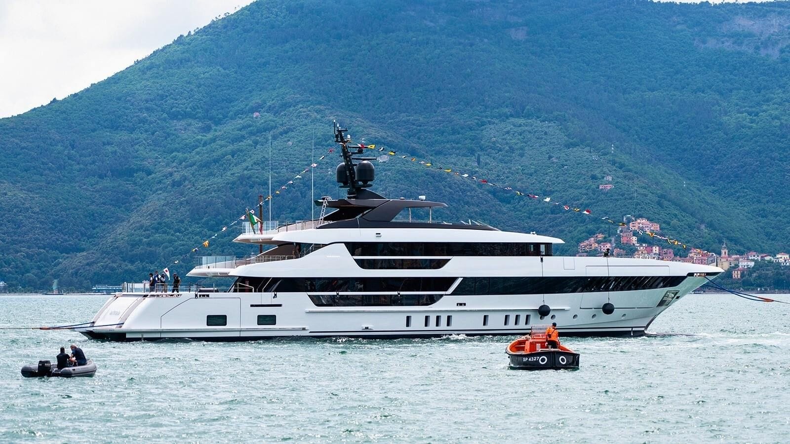 the sanlorenzo astrea yacht cruising