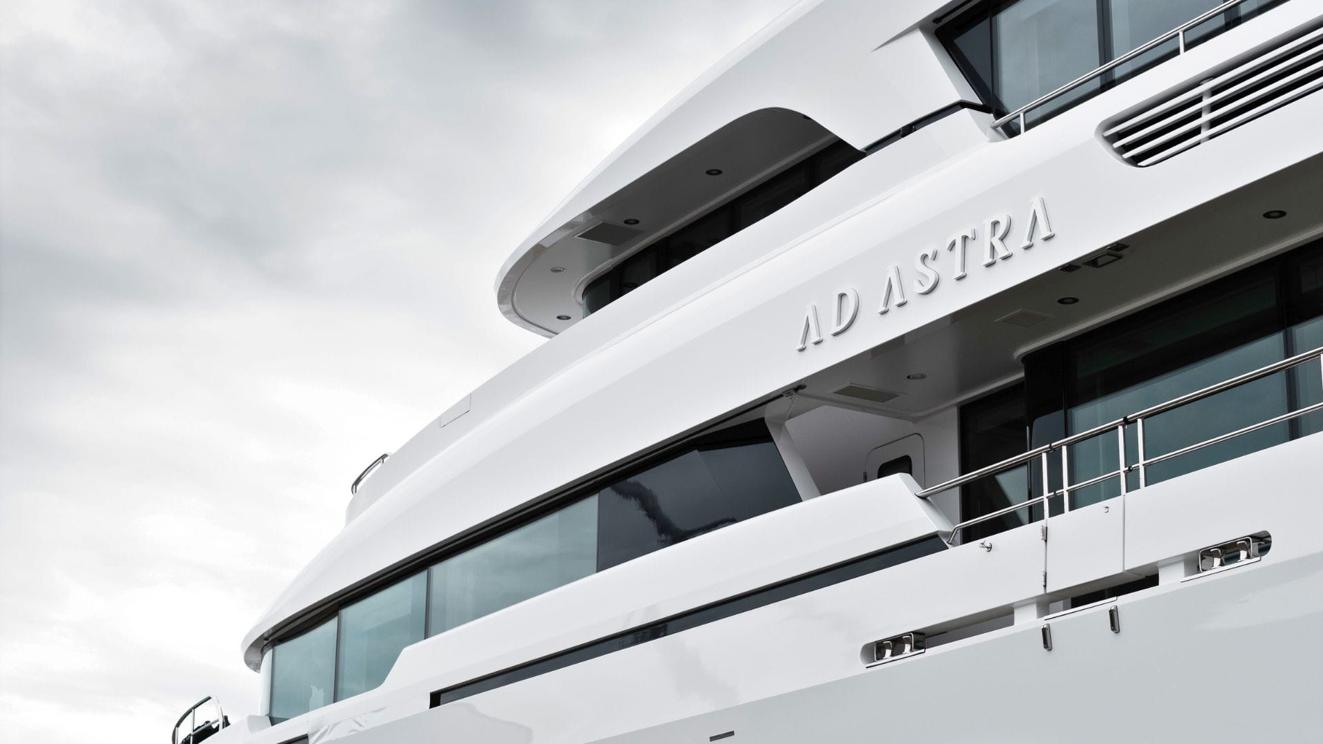 the profile of iyc yacht moonen ad astra