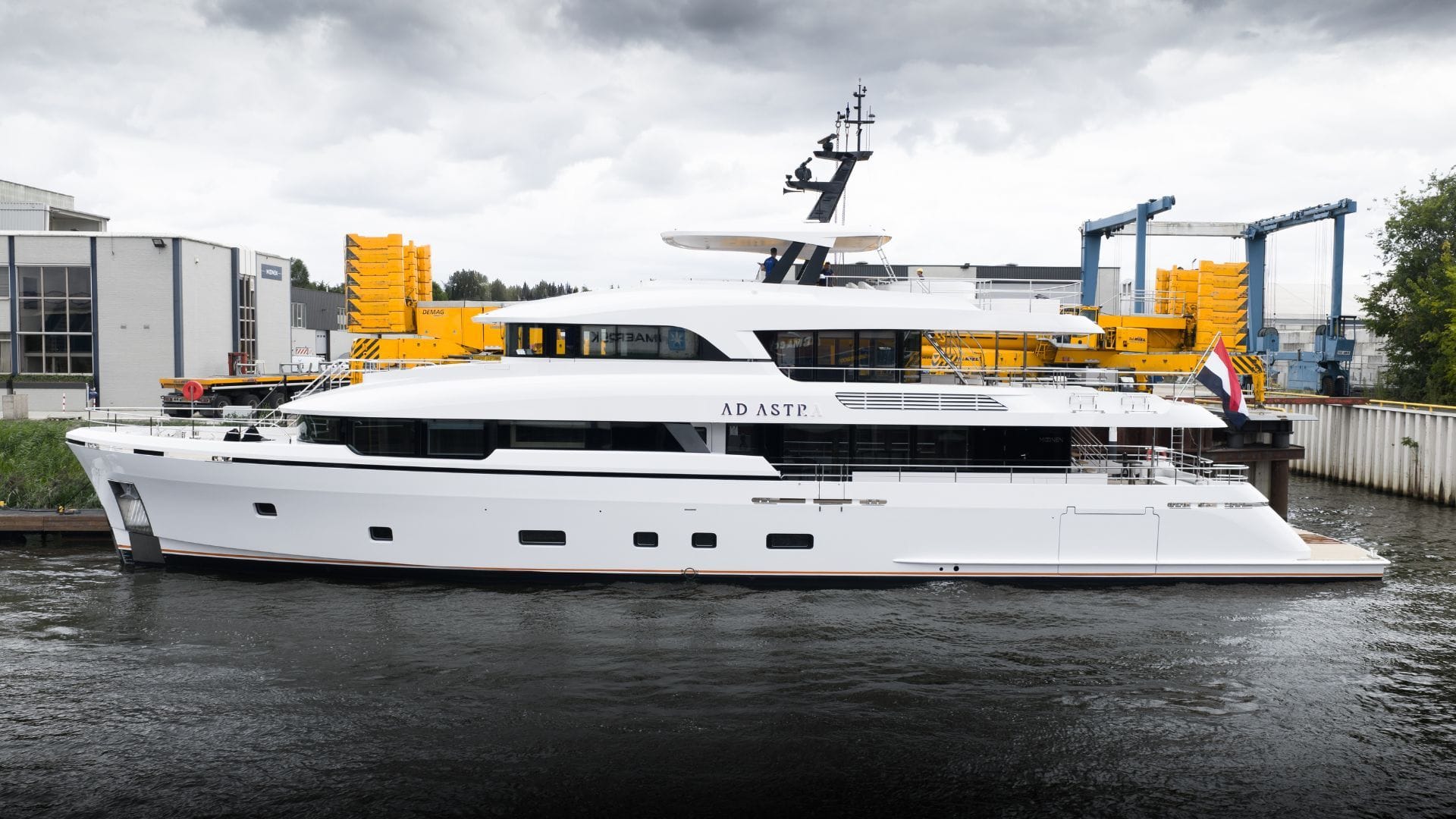 the profile of iyc yacht moonen ad astra