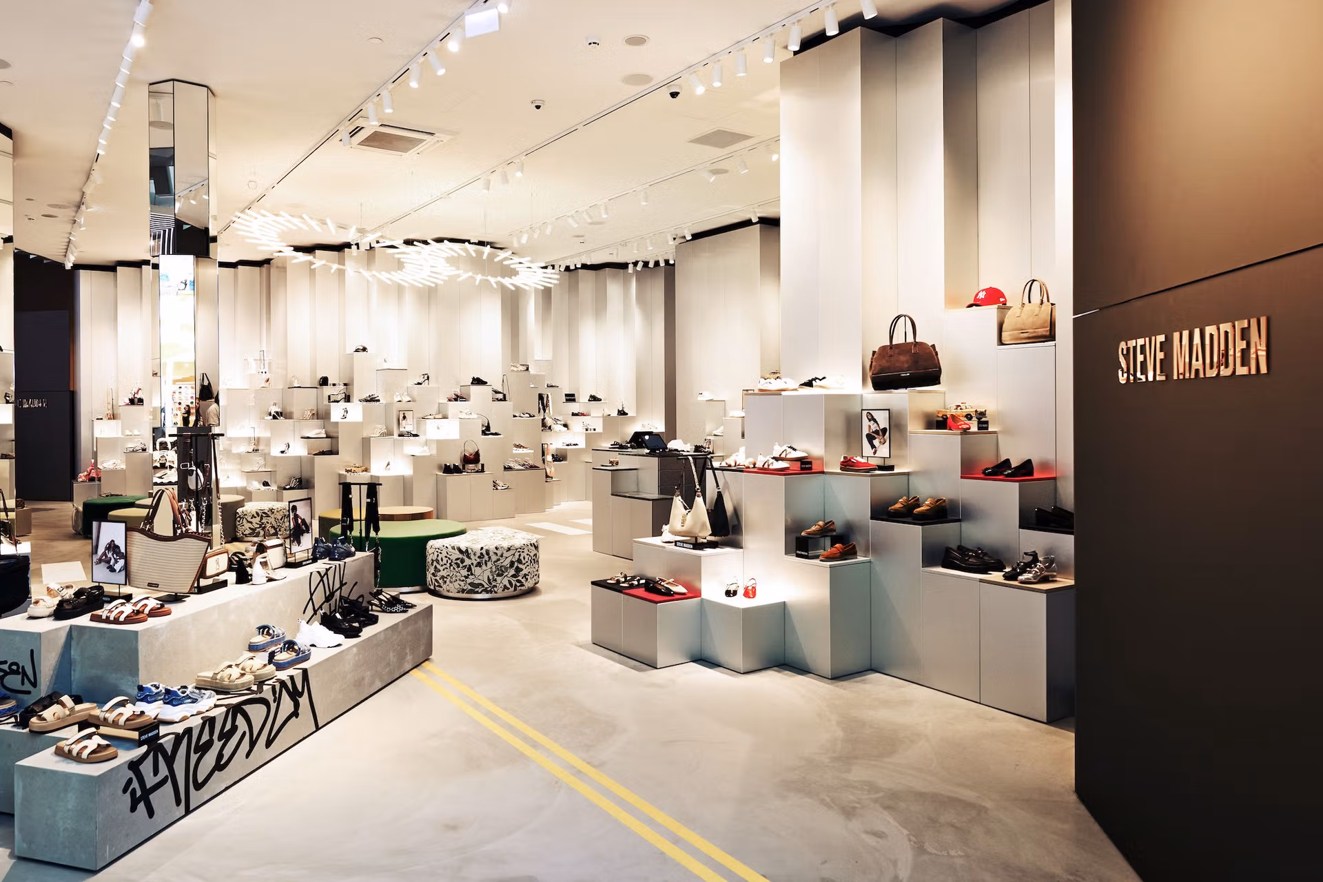 02 Steve Madden Westfield Mallofthe Netherlands concrete