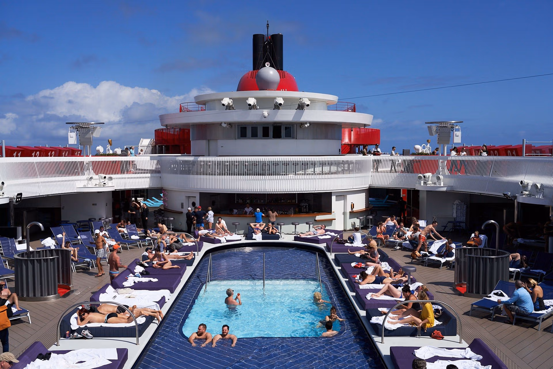 Aquaticclub pool virginvoyages02