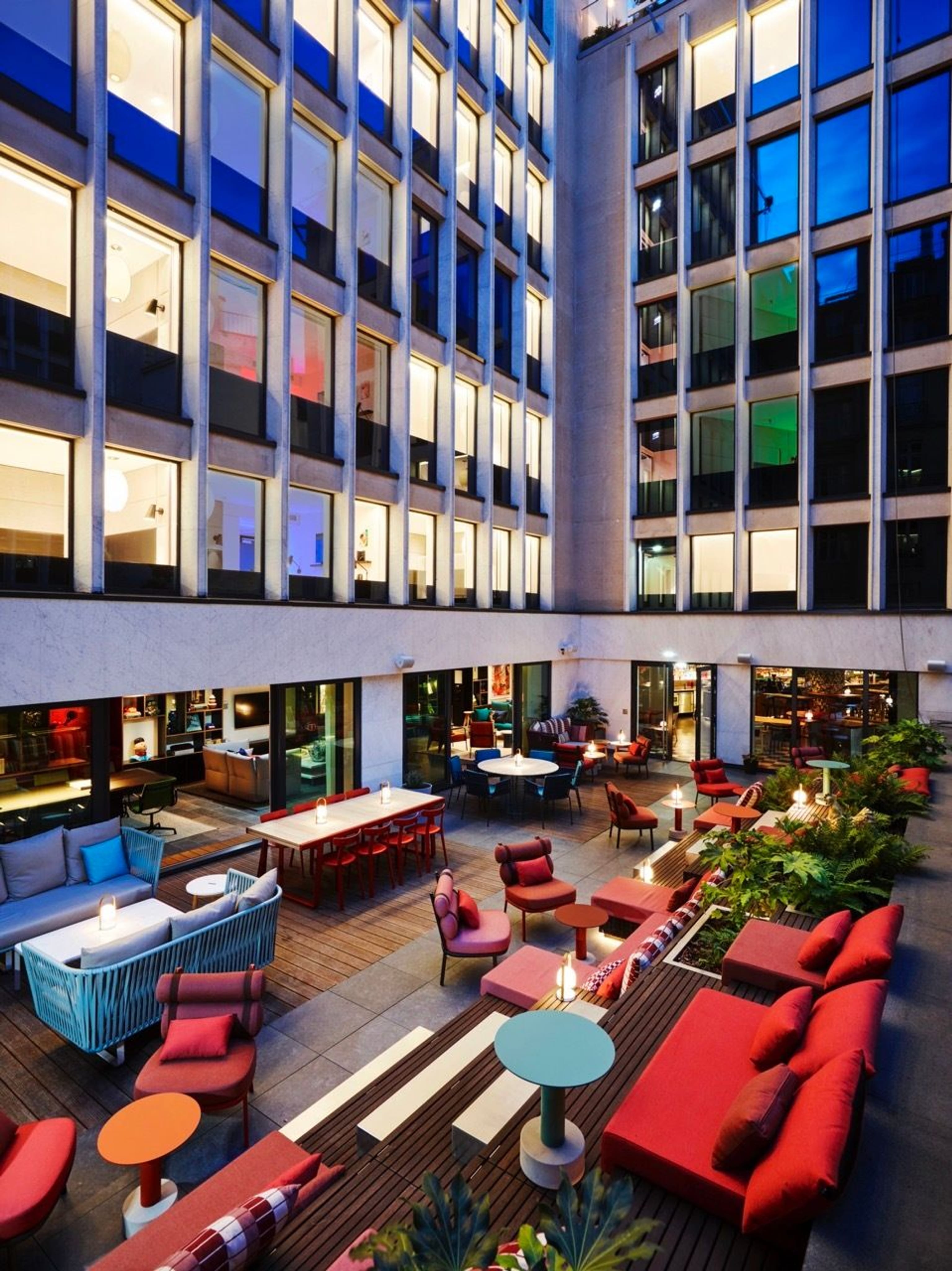 01 citizen M PCE courtyard by night Large