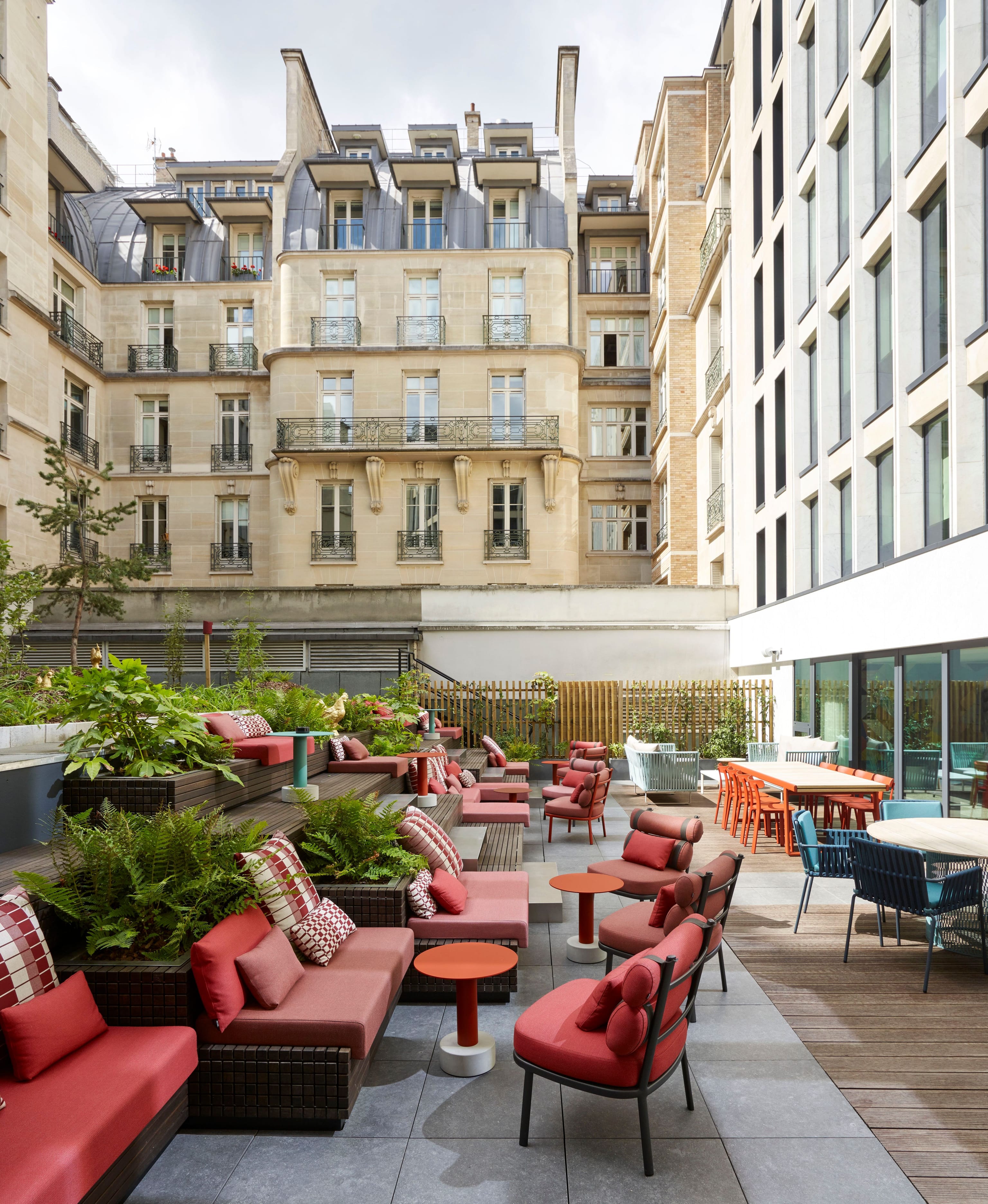 06 citizen M PCE courtyard by day
