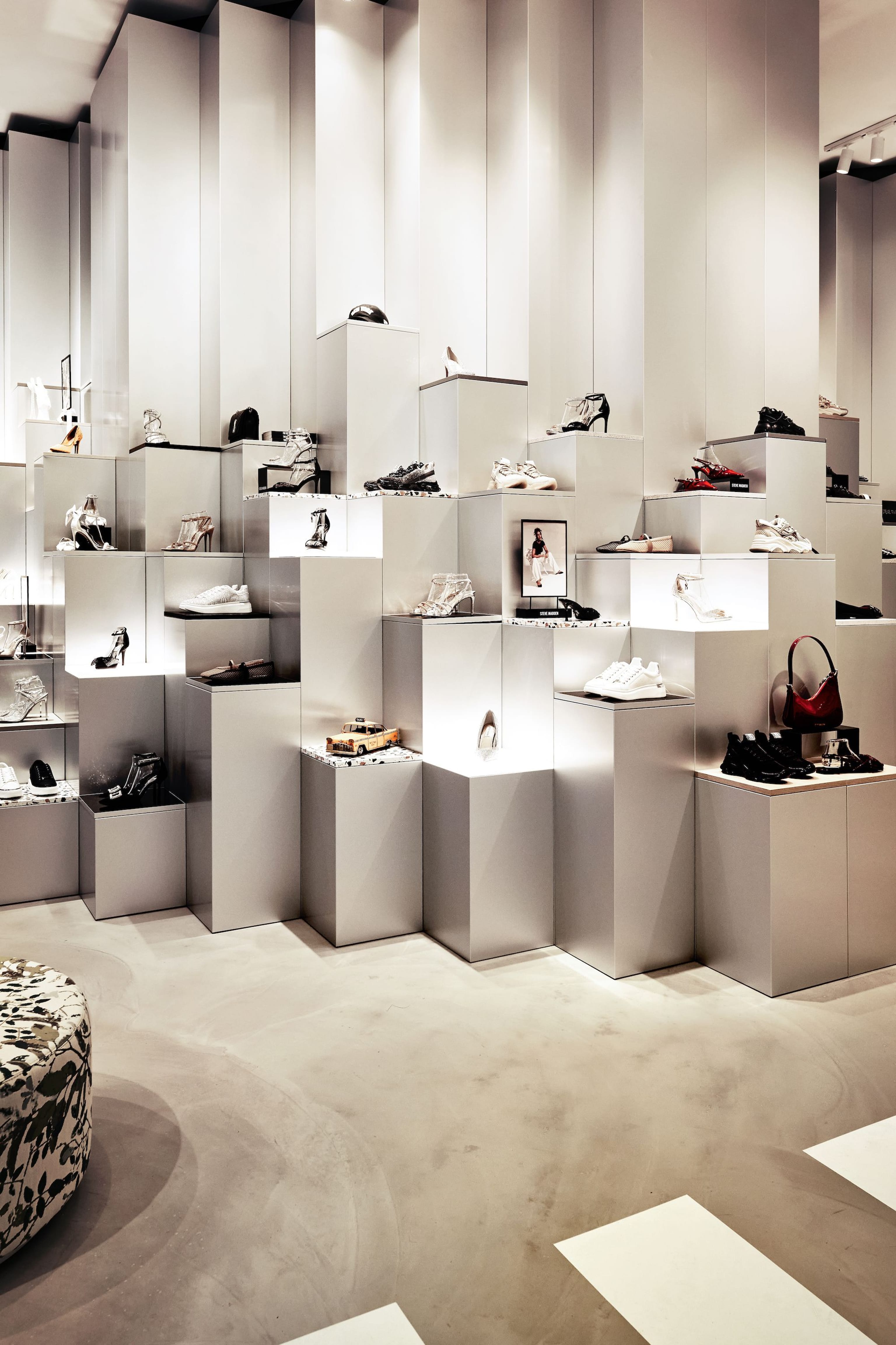 06 Steve Madden Westfield Mallofthe Netherlands concrete
