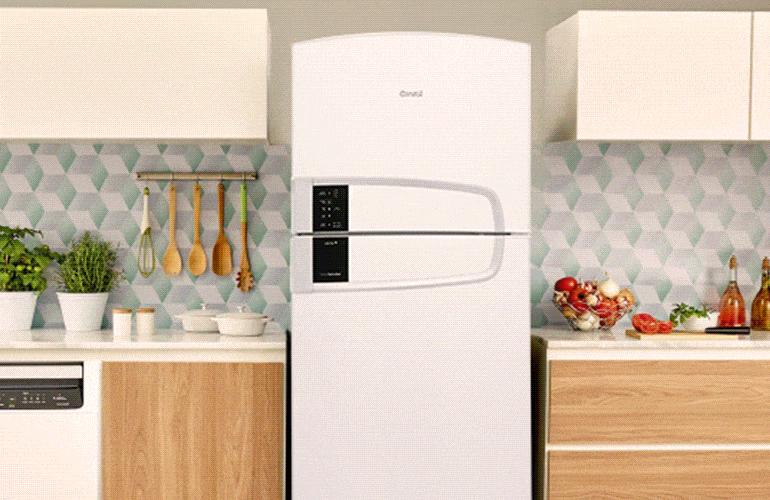 cozinha equipada com geladeira com freezer branco da Consul com indicação de como limpar a borracha de vedação
