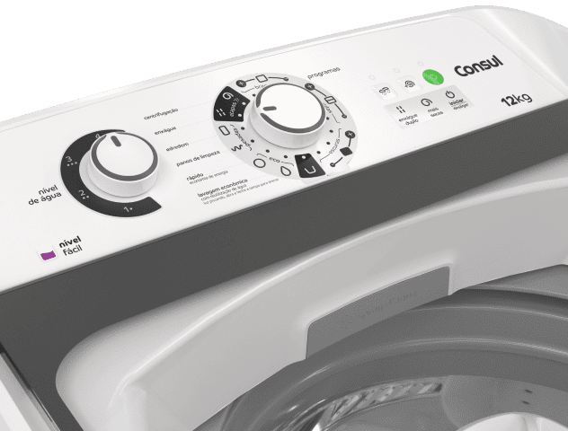 Fotografia de uma lavadora de roupas branca, da marca Consul, com destaque para o painel onde ficam os botões da máquina. Os adesivos táteis estão colados junto aos botões.