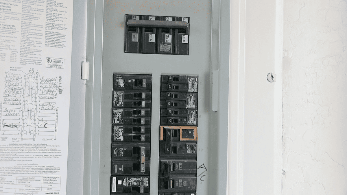 
                      
                      power box showing 15 or 20 amp circuits
                            