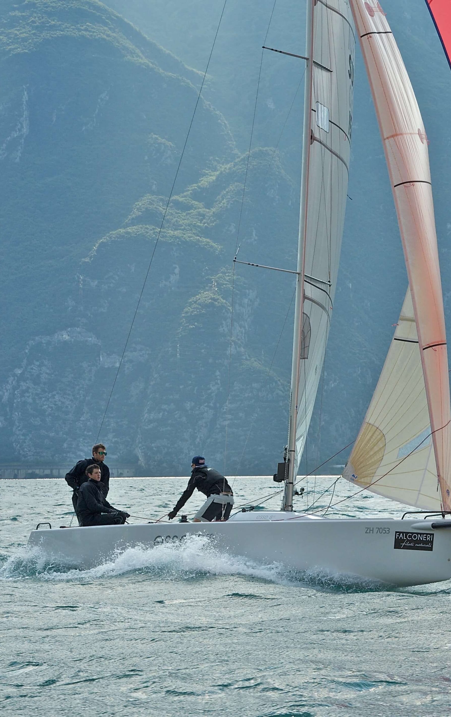 Esse 850: Das klassische Regattaboot. Vielseitigkeit und Geschwindigkeit vereint. Mehr erfahren auf esseboats.ch